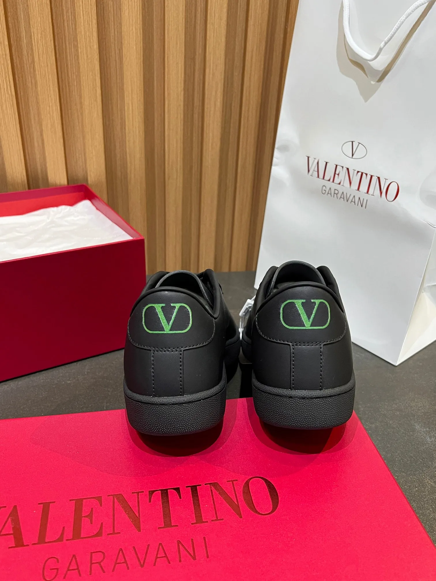 [Valentino] P: 640💰 Couple style, size: women 35-40▪️men 39-44 (45. Customized) Valentino VLTN casual shoes 2025 latest moral training shoes I can't put it down. Seiko details of cowhide sneakers, retro fashion, simple and advanced, casual matching. 1:1 restoration! Top luxury masterpiece, lace-up design, soft and comfortable imported calfskin brings excellent and elegant texture and excellent foot comfort. Top purchasing version upper: imported calfskin surface/original oil edge process + printing process. Inner lining: water-dyed cowhide lining. Outsole: original development 𝐓𝐏𝐔 two-color combination outsole. Packaging: full package with original configuration.